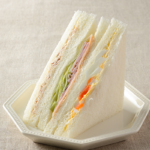 ローソンのミックスサンド。税込価格：343円、カロリー：310kcal、たんぱく質：10.9g、脂質：16.8g、炭水化物：29.5g、糖質：28.2g、食物繊維：1.3g、食塩相当量：2g。