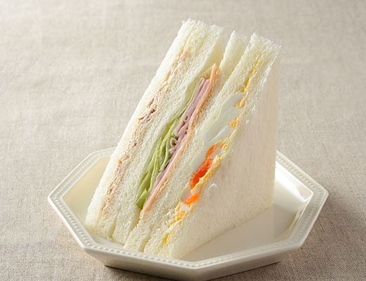 ローソンのミックスサンド。税込価格：343円、カロリー：310kcal、たんぱく質：10.9g、脂質：16.8g、炭水化物：29.5g、糖質：28.2g、食物繊維：1.3g、食塩相当量：2g。