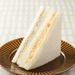 ローソンのツナたまごサンド。税込価格：311円、カロリー：321kcal、たんぱく質：8.4g、脂質：21g、炭水化物：25.1g、糖質：23.9g、食物繊維：1.2g、食塩相当量：1.6g。