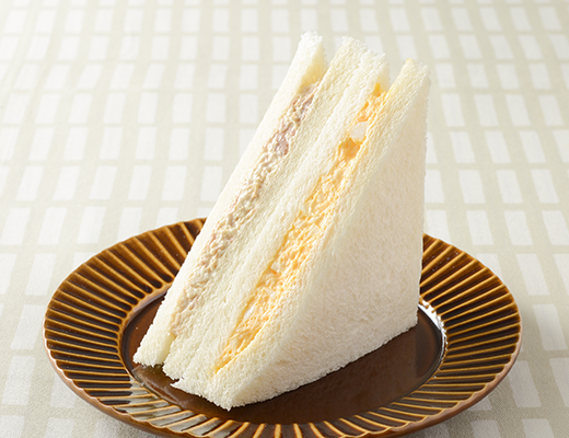 ローソンのツナたまごサンド。税込価格：311円、カロリー：321kcal、たんぱく質：8.4g、脂質：21g、炭水化物：25.1g、糖質：23.9g、食物繊維：1.2g、食塩相当量：1.6g。
