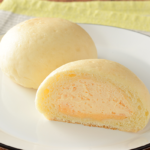 ローソンのクリームたっぷり！ ふわもち冷やしクリームパン ダブルカスタード。税込価格：214円、カロリー：225kcal、たんぱく質：6.3g、脂質：12.6g、炭水化物：22.1g、糖質：21.3g、食物繊維：0.8g、食塩相当量：0.5g。