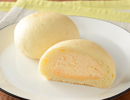 ローソンのクリームたっぷり！ ふわもち冷やしクリームパン ダブルカスタード。税込価格：214円、カロリー：225kcal、たんぱく質：6.3g、脂質：12.6g、炭水化物：22.1g、糖質：21.3g、食物繊維：0.8g、食塩相当量：0.5g。