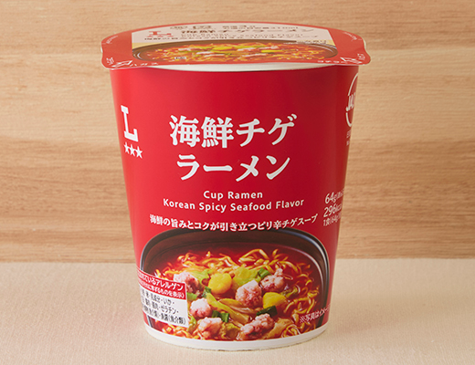 ローソンの海鮮チゲラーメンを比較する。税込価格：178円、カロリー：296kcal、1円あたりカロリー：1.66kcal/円、たんぱく質：7.6g、1円あたりたんぱく質：0.04g/円、脂質：13.1g、炭水化物：37.8g、糖質：36g、食物繊維：1.8g、食塩相当量：4.4g。