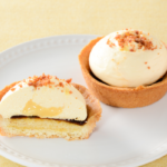 ローソンのUchi Café×八天堂 とろ〜りカスタードタルト。税込価格：254円、カロリー：380kcal、たんぱく質：4.2g、脂質：24.5g、炭水化物：35.9g、糖質：35.2g、食物繊維：0.7g、食塩相当量：0.3g。