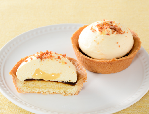 ローソンのUchi Café×八天堂 とろ〜りカスタードタルト。税込価格：254円、カロリー：380kcal、たんぱく質：4.2g、脂質：24.5g、炭水化物：35.9g、糖質：35.2g、食物繊維：0.7g、食塩相当量：0.3g。