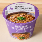ローソンの麺大盛り 鰹だし香るそばを比較する。税込価格：198円、カロリー：425kcal、1円あたりカロリー：2.15kcal/円、たんぱく質：11.1g、1円あたりたんぱく質：0.06g/円、脂質：18.2g、炭水化物：55.7g、糖質：52.5g、食物繊維：3.2g、食塩相当量：6.3g。