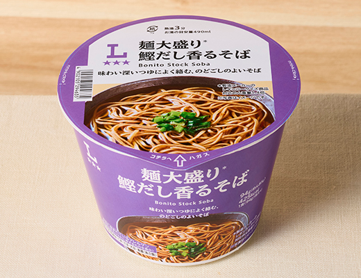ローソンの麺大盛り 鰹だし香るそばを比較する。税込価格：198円、カロリー：425kcal、1円あたりカロリー：2.15kcal/円、たんぱく質：11.1g、1円あたりたんぱく質：0.06g/円、脂質：18.2g、炭水化物：55.7g、糖質：52.5g、食物繊維：3.2g、食塩相当量：6.3g。