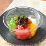ローソンの混ぜて食べる 海鮮ばくだん まぐろ。税込価格：346円、カロリー：41kcal、たんぱく質：5.3g、脂質：0.4g、炭水化物：4.8g、糖質：3.1g、食物繊維：1.7g、食塩相当量：1.9g。