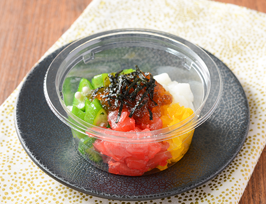 ローソンの混ぜて食べる 海鮮ばくだん まぐろ。税込価格：346円、カロリー：41kcal、たんぱく質：5.3g、脂質：0.4g、炭水化物：4.8g、糖質：3.1g、食物繊維：1.7g、食塩相当量：1.9g。