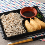 ローソンの香りとのど越し 冷しそば＆いなり。税込価格：697円、カロリー：471kcal、たんぱく質：22.5g、脂質：8.1g、炭水化物：79.4g、糖質：74.7g、食物繊維：4.7g、食塩相当量：3.5g。