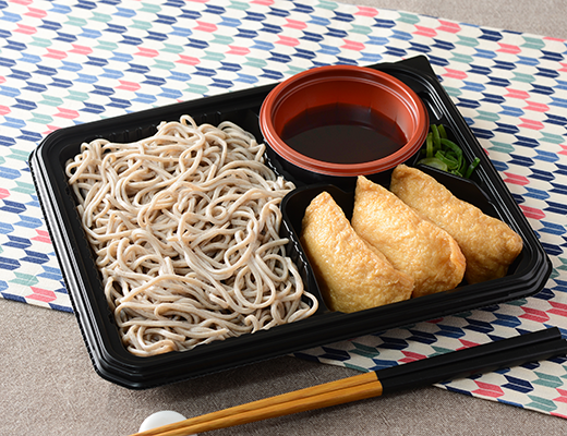 ローソンの香りとのど越し 冷しそば＆いなり。税込価格：697円、カロリー：471kcal、たんぱく質：22.5g、脂質：8.1g、炭水化物：79.4g、糖質：74.7g、食物繊維：4.7g、食塩相当量：3.5g。