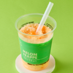 メロンフラッペ ローソン マチカフェこだわりの牛乳で仕上げるフローズンドリンク。果汁果肉18％使用、赤肉メロンの果肉がアクセントです。