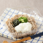 ローソンの香りとのど越し 冷しとろろそば。税込価格：559円、カロリー：323kcal、たんぱく質：18.9g、脂質：2.8g、炭水化物：58.2g、糖質：52.8g、食物繊維：5.4g、食塩相当量：2.2g。