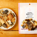 ローソンのサクサク鮭皮チップスを比較する。税込価格：218円、カロリー：48kcal、1円あたりカロリー：0.22kcal/円、たんぱく質：8.4g、1円あたりたんぱく質：0.04g/円、脂質：1.6g、炭水化物：0g、糖質：0g、食物繊維：0g、食塩相当量：0.1g。