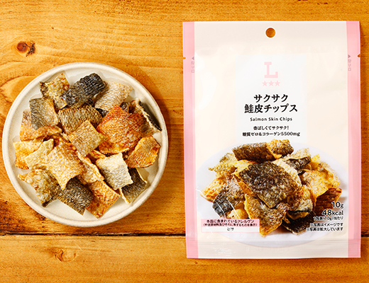 ローソンのサクサク鮭皮チップスを比較する。税込価格：218円、カロリー：48kcal、1円あたりカロリー：0.22kcal/円、たんぱく質：8.4g、1円あたりたんぱく質：0.04g/円、脂質：1.6g、炭水化物：0g、糖質：0g、食物繊維：0g、食塩相当量：0.1g。