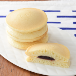 ローソンのふわもちパンケーキ あんバター 2個入。税込価格：171円、カロリー：485kcal、たんぱく質：7g、脂質：17.9g、炭水化物：75.1g、糖質：72.8g、食物繊維：2.3g、食塩相当量：1.5g。