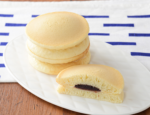 ローソンのふわもちパンケーキ あんバター 2個入。税込価格：171円、カロリー：485kcal、たんぱく質：7g、脂質：17.9g、炭水化物：75.1g、糖質：72.8g、食物繊維：2.3g、食塩相当量：1.5g。