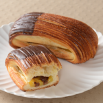 ローソンのバター香るパンスイス チョコ＆カスタード。税込価格：181円、カロリー：393kcal、たんぱく質：6.5g、脂質：21.5g、炭水化物：44.1g、糖質：42.4g、食物繊維：1.7g、食塩相当量：0.7g。