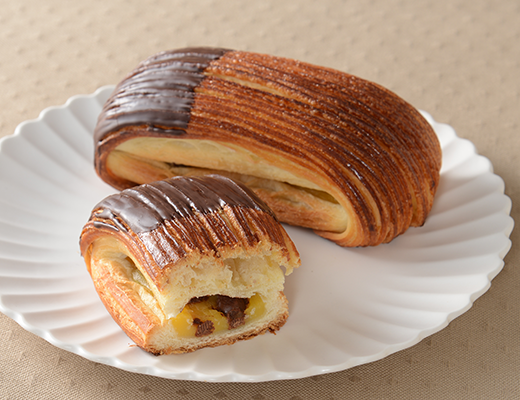 ローソンのバター香るパンスイス チョコ＆カスタード。税込価格：181円、カロリー：393kcal、たんぱく質：6.5g、脂質：21.5g、炭水化物：44.1g、糖質：42.4g、食物繊維：1.7g、食塩相当量：0.7g。