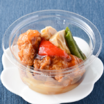 ローソンの鶏と野菜の黒酢あん。税込価格：346円、カロリー：192kcal、たんぱく質：10.5g、脂質：10g、炭水化物：16.1g、糖質：13.9g、食物繊維：2.2g、食塩相当量：2g。