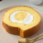 ローソンのたまごのふわほわロールケーキ。税込価格：227円、カロリー：187kcal、たんぱく質：3.2g、脂質：11.4g、炭水化物：17.9g、糖質：17.7g、食物繊維：0.2g、食塩相当量：0.1g。