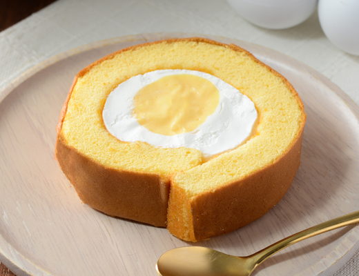 ローソンのたまごのふわほわロールケーキ。税込価格：227円、カロリー：187kcal、たんぱく質：3.2g、脂質：11.4g、炭水化物：17.9g、糖質：17.7g、食物繊維：0.2g、食塩相当量：0.1g。