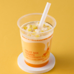 ローソンのフルーツミックスフラッペ。税込価格：380円、カロリー：236kcal、たんぱく質：5.4g、脂質：6.3g、炭水化物：40.5g、糖質：40g、食物繊維：0.5g、食塩相当量：0.3g。