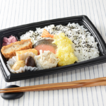 ローソンのおかずいろいろ幕の内。税込価格：646円、カロリー：573kcal、たんぱく質：17g、脂質：20.4g、炭水化物：82.9g、糖質：78g、食物繊維：4.9g、食塩相当量：2.4g。