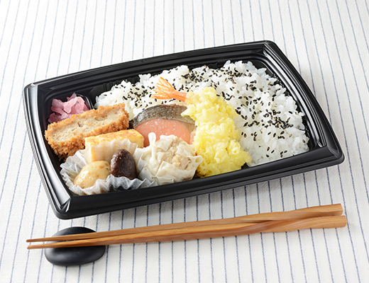 ローソンのおかずいろいろ幕の内。税込価格：646円、カロリー：573kcal、たんぱく質：17g、脂質：20.4g、炭水化物：82.9g、糖質：78g、食物繊維：4.9g、食塩相当量：2.4g。