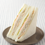 ローソンのチキンと根菜サンド。税込価格：419円、カロリー：291kcal、たんぱく質：15.2g、脂質：13.2g、炭水化物：29.1g、糖質：26.8g、食物繊維：2.3g、食塩相当量：2g。