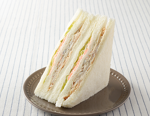 ローソンのチキンと根菜サンド。税込価格：419円、カロリー：291kcal、たんぱく質：15.2g、脂質：13.2g、炭水化物：29.1g、糖質：26.8g、食物繊維：2.3g、食塩相当量：2g。