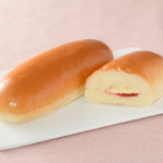 ローソンのバター香るコッペ 苺ジャム＆マーガリン。税込価格：160円、カロリー：360kcal、たんぱく質：7.1g、脂質：15g、炭水化物：50g、糖質：48.4g、食物繊維：1.6g、食塩相当量：0.8g。