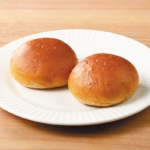 ローソンのNL たんぱく質が摂れるブランパン 2個入。税込価格：149円、カロリー：66kcal、たんぱく質：6.1g、脂質：2.8g、炭水化物：6.1g、糖質：2g、食物繊維：4.1g、食塩相当量：0.2g。