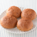 ローソンのNL たんぱく質が摂れるブランパン 4個入。税込価格：279円、カロリー：66kcal、たんぱく質：6.1g、脂質：2.8g、炭水化物：6.1g、糖質：2g、食物繊維：4.1g、食塩相当量：0.2g。