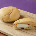 ローソンのNL ブランのチーズクリーム＆ダブルベリーパン 2個入。税込価格：181円、カロリー：113kcal、たんぱく質：4.5g、脂質：6.3g、炭水化物：13.1g、糖質：5.9g、食物繊維：7.2g、食塩相当量：0.4g。