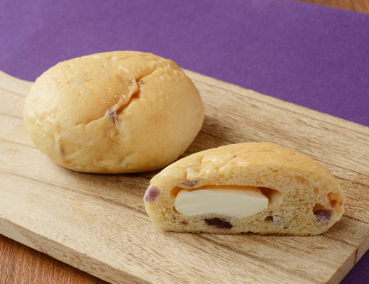 ローソンのNL ブランのチーズクリーム＆ダブルベリーパン 2個入。税込価格：181円、カロリー：113kcal、たんぱく質：4.5g、脂質：6.3g、炭水化物：13.1g、糖質：5.9g、食物繊維：7.2g、食塩相当量：0.4g。