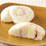ローソンのNL ブランのハム＆チーズパン 2個入。税込価格：160円、カロリー：78kcal、たんぱく質：3.3g、脂質：3.8g、炭水化物：10.9g、糖質：4.2g、食物繊維：6.7g、食塩相当量：0.5g。