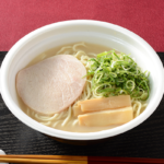 ローソンの天下一品監修 こってりラーメン。税込価格：697円、カロリー：453kcal、たんぱく質：29g、脂質：6.9g、炭水化物：71.1g、糖質：66.4g、食物繊維：4.7g、食塩相当量：7g。