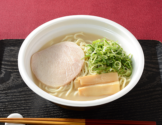 ローソンの天下一品監修 こってりラーメン。税込価格：697円、カロリー：453kcal、たんぱく質：29g、脂質：6.9g、炭水化物：71.1g、糖質：66.4g、食物繊維：4.7g、食塩相当量：7g。