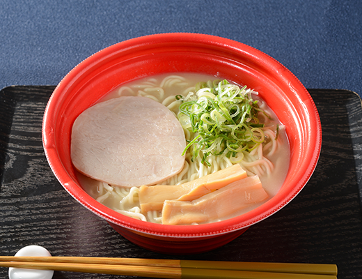 ローソンの天下一品監修 こってりMAXラーメン。税込価格：745円、カロリー：471kcal、たんぱく質：30.6g、脂質：7.9g、炭水化物：72.2g、糖質：66.4g、食物繊維：5.8g、食塩相当量：7.7g。