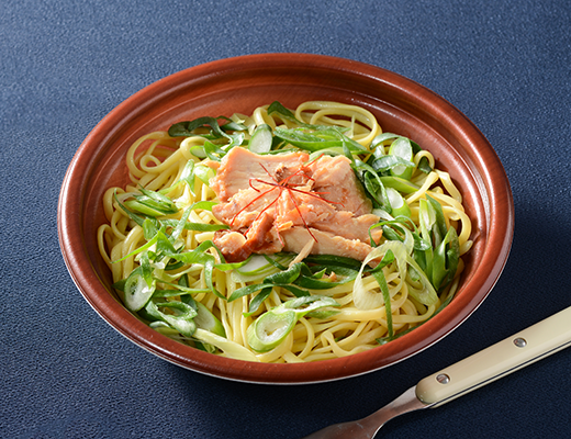 ローソンのこだわりおだしの生パスタ 桜島どりと九条ねぎ。税込価格：626円、カロリー：447kcal、たんぱく質：24.4g、脂質：6.3g、炭水化物：75.5g、糖質：70.7g、食物繊維：4.8g、食塩相当量：4.6g。