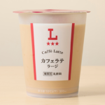 ローソンのカフェラテ ラージ。税込価格：228円、カロリー：196kcal、たんぱく質：6.3g、脂質：6.6g、炭水化物：27.9g、糖質：27.9g、食物繊維：0g、食塩相当量：0.5g。