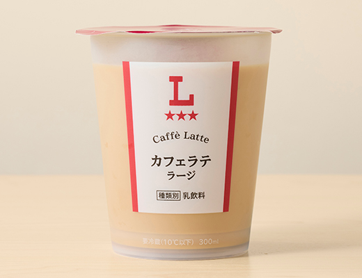 ローソンのカフェラテ ラージ。税込価格：228円、カロリー：196kcal、たんぱく質：6.3g、脂質：6.6g、炭水化物：27.9g、糖質：27.9g、食物繊維：0g、食塩相当量：0.5g。