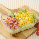 ローソンのコーンサラダ。税込価格：235円、カロリー：46kcal、たんぱく質：1.8g、脂質：0.8g、炭水化物：9.4g、糖質：6.6g、食物繊維：2.8g、食塩相当量：0.2g。