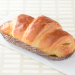 ローソンのバター香る塩パン。税込価格：160円、カロリー：357kcal、たんぱく質：5.6g、脂質：23g、炭水化物：32.6g、糖質：31.3g、食物繊維：1.3g、食塩相当量：1.1g。