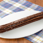 ローソンのチョコチュロッキー。税込価格：160円、カロリー：399kcal、たんぱく質：3.1g、脂質：28.4g、炭水化物：33.2g、糖質：32.3g、食物繊維：0.9g、食塩相当量：0.5g。