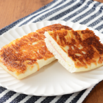 ローソンのもっちりとしたパニーニ ハムチーズ。税込価格：192円、カロリー：239kcal、たんぱく質：6.9g、脂質：7.4g、炭水化物：36.9g、糖質：35.5g、食物繊維：1.4g、食塩相当量：1.4g。