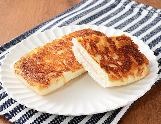 ローソンのもっちりとしたパニーニ ハムチーズ。税込価格：192円、カロリー：239kcal、たんぱく質：6.9g、脂質：7.4g、炭水化物：36.9g、糖質：35.5g、食物繊維：1.4g、食塩相当量：1.4g。