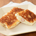 ローソンのもっちりとしたパニーニ ソーセージ。税込価格：214円、カロリー：293kcal、たんぱく質：10g、脂質：13.9g、炭水化物：32.6g、糖質：31.3g、食物繊維：1.3g、食塩相当量：1.7g。