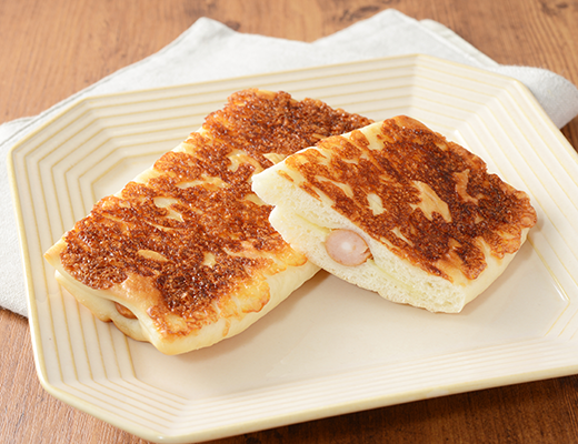 ローソンのもっちりとしたパニーニ ソーセージ。税込価格：214円、カロリー：293kcal、たんぱく質：10g、脂質：13.9g、炭水化物：32.6g、糖質：31.3g、食物繊維：1.3g、食塩相当量：1.7g。
